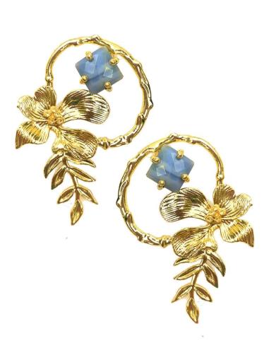 PENDIENTES DE FIESTA LARGOS Y DORADOS CON DECORACION DE FLORES