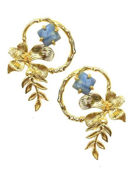 PENDIENTES DE FIESTA LARGOS Y DORADOS CON DECORACION DE FLORES
