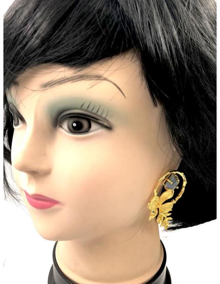 PENDIENTES DE FIESTA LARGOS Y DORADOS CON DECORACION DE FLORES