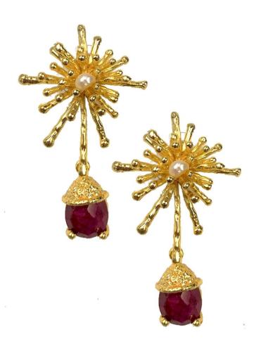 PENDIENTES DORADOS CON DISEÑO ESTRELLADO DE PERLA Y PIEDRA COLOR