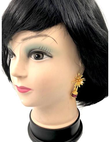 PENDIENTES DORADOS CON DISEÑO ESTRELLADO DE PERLA Y PIEDRA COLOR