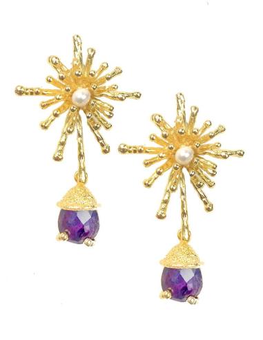 PENDIENTES DORADOS CON DISEÑO ESTRELLADO DE PERLA Y PIEDRA COLOR