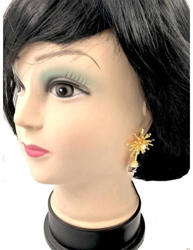 PENDIENTES DORADOS CON DISEÑO ESTRELLADO DE PERLA Y PIEDRA COLOR
