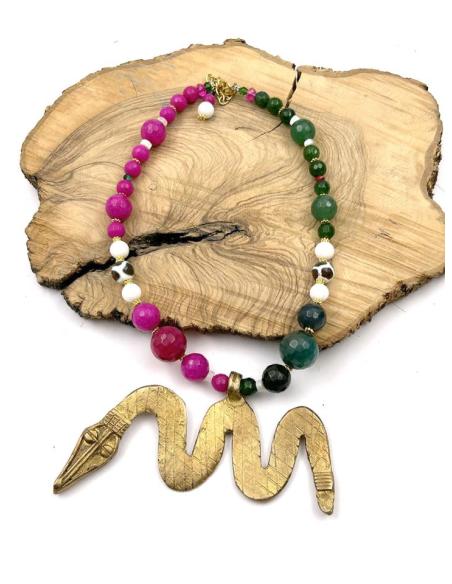COLLARES MUJER FUCSIAS Y VERDES CON SERPIENTE DEL ARTE ANTIGUO AFRICANO