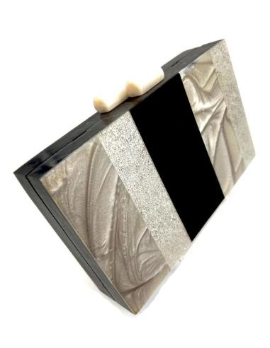 BOLSOS Y CLUTCHS DE INVITADA, ORIGIALES Y VERSATILES, EN NACAR PLATA Y NEGRO,