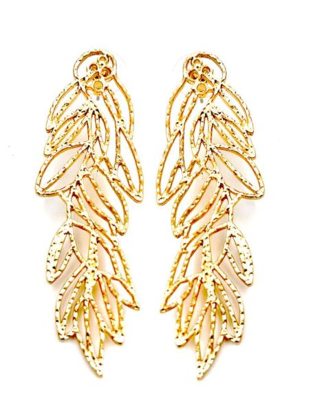PENDIENTES DORADOS LARGOS PARA UN LOOK DE INVITADA PERFECTA