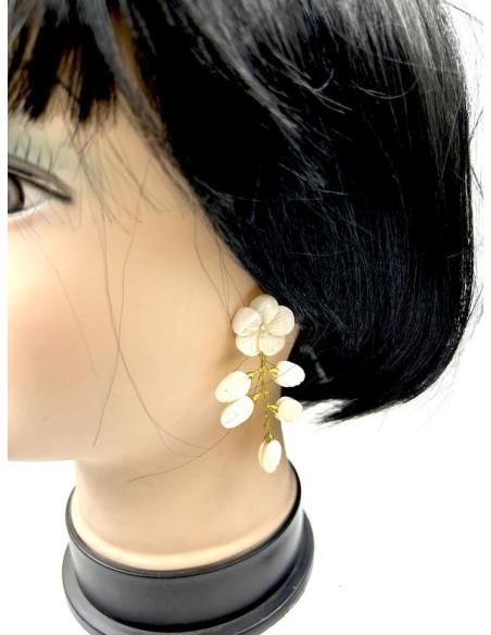 PENDIENTES LARGOS BLANCOS DE NACAR ESTILO ROMANTICO PARA BODAS