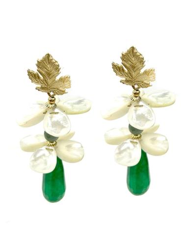 PENDIENTES VERDES Y BLANCOS CON NACAR DISEÑO FLORAL PARA BODAS