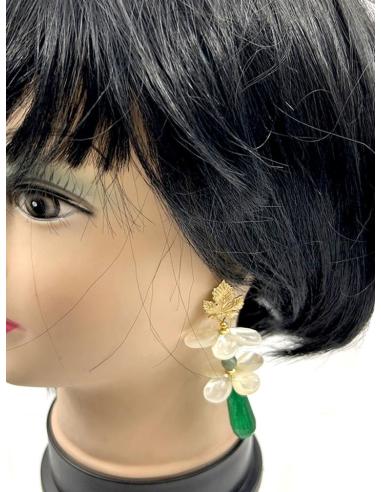 PENDIENTES VERDES Y BLANCOS CON NACAR DISEÑO FLORAL PARA BODAS