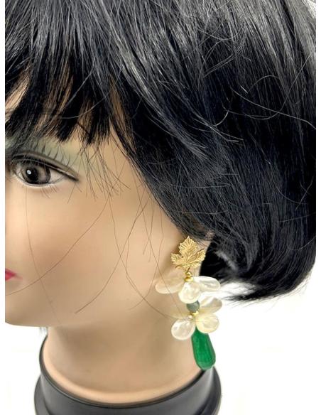 PENDIENTES VERDES Y BLANCOS CON NACAR DISEÑO FLORAL PARA BODAS