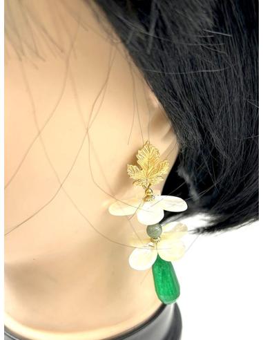 PENDIENTES VERDES Y BLANCOS CON NACAR DISEÑO FLORAL PARA BODAS