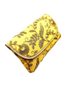 CARTERAS MOSTAZAS CON DECORACION CON VIVO DORADO Y DETALLE DECORATIVO DE HOJA CRISTAL