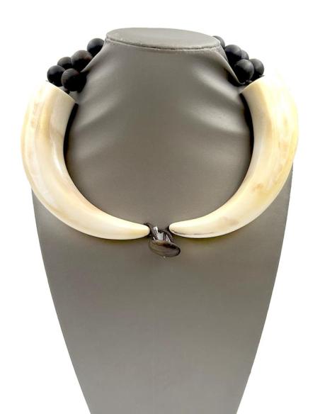 COLLARES MUJER DE COLMILLOS DE JABALI Y MADERA DE EBANO