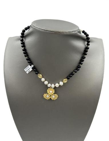 COLLARES NEGROS Y BLANCOS CORTOS CON DETALLE BONITO DE FLORECITAS