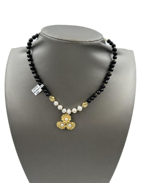 COLLARES NEGROS Y BLANCOS CORTOS CON DETALLE BONITO DE FLORECITAS