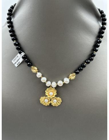COLLARES NEGROS Y BLANCOS CORTOS CON DETALLE BONITO DE FLORECITAS