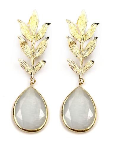 PENDIENTES LARGOS DORADOS CON ELEGANTE HOJA Y LAGRIMA BLANCA