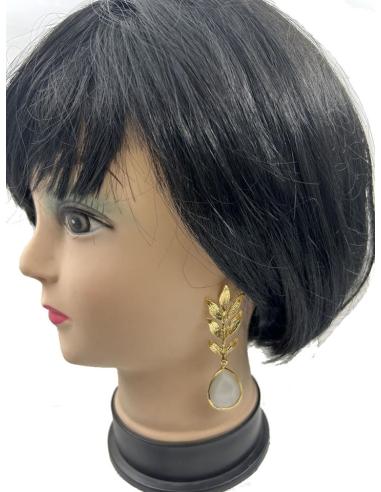 PENDIENTES LARGOS DORADOS CON ELEGANTE HOJA Y LAGRIMA BLANCA
