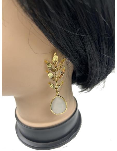 PENDIENTES LARGOS DORADOS CON ELEGANTE HOJA Y LAGRIMA BLANCA