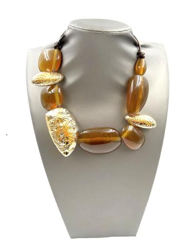 COLLARES DORADOS Y MARRONES DE MODA PARA ELEVAR TU LOOK DE DIA