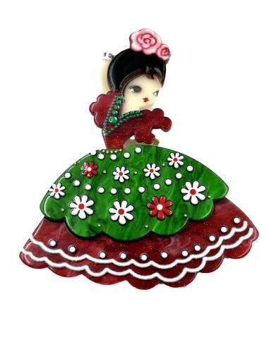 BROCHES VERDES Y ROJOS CON ANDALUZA CON TRAJE DE FLAMENCA