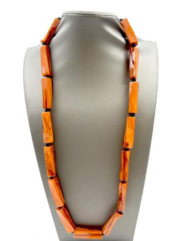 COLLARES NARANJAS LARGOS QUE QUEDAN MUY BONITOS ROMPIENDO EL LOOK