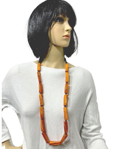 COLLARES NARANJAS LARGOS QUE QUEDAN MUY BONITOS ROMPIENDO EL LOOK