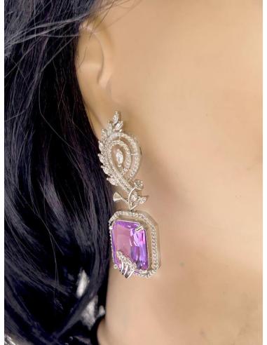 PENDIENTES LARGOS MORADOS CON PRECIOSO DISEÑO DE CIRCONITAS