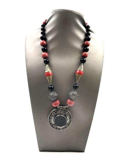 COLLARES PLATA TIBET CON CORAL ROJO Y ONIX NEGRO Y MEDALLON ANTIGUO
