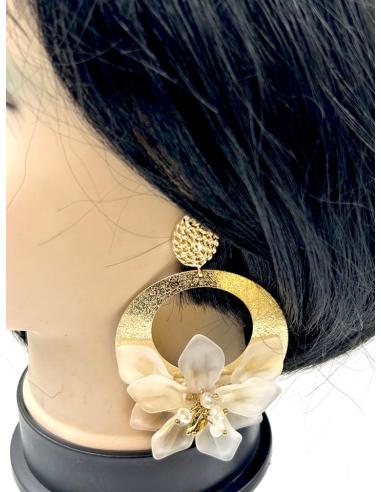 PENDIENTES LARGOS DE AROS DORADOS Y BLANCAS FLORES