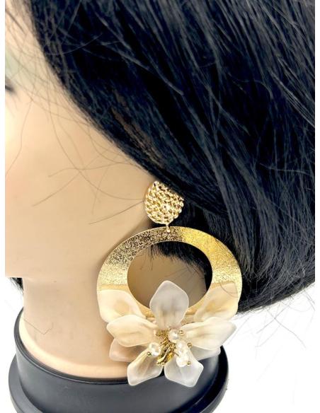 PENDIENTES LARGOS DE AROS DORADOS Y BLANCAS FLORES