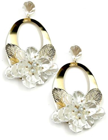 PENDIENTES FLAMENCA DE AROS DORADOS Y FLOR BLANCA FAVORECEDORA