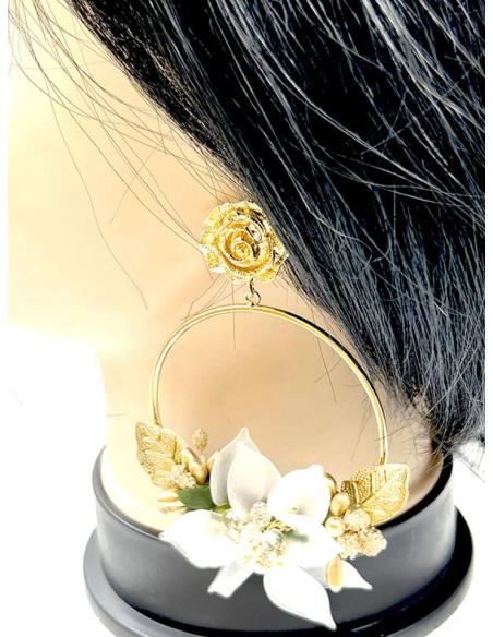 PENDIENTES FLAMENCAS LARGOS BLANCOS CON AROS DORADOS