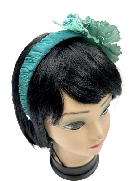 TOCADOS VERDES Y AZULES DIADEMAS DE FLOR Y PLUMAS PARA INVITADAS BODA