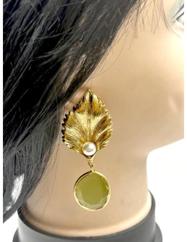 PENDIENTES VERDE OLIVA CON HOJA DORADA Y PERLITA
