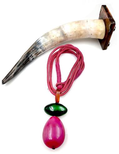 COLLARES FUCSIAS CON COLGANTE AFRICANO DE CUERNO ESTILO IBICENCO