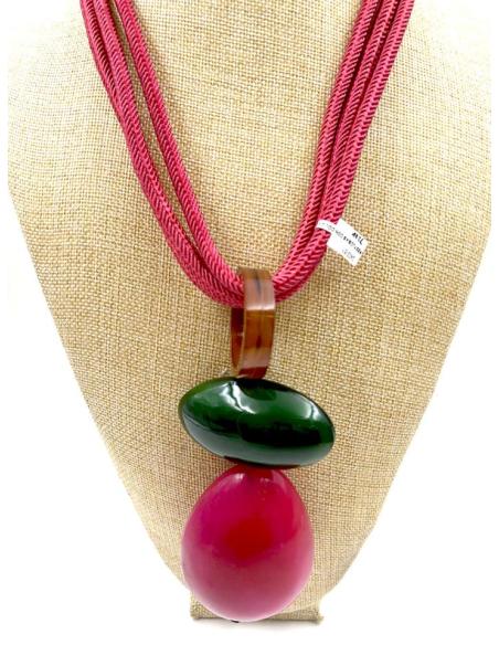 COLLARES FUCSIAS CON COLGANTE AFRICANO DE CUERNO ESTILO IBICENCO