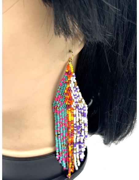 PENDIENTES LARGOS CON CUENTAS MULTICOLOR Y FLECOS