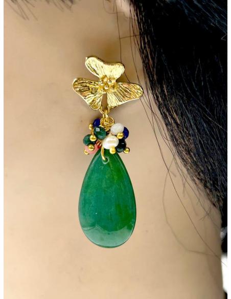 PENDIENTES DE PIEDRA LARGOS Y VERDES CON FLORECITA Y PERLAS