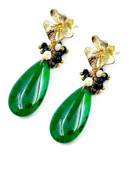 PENDIENTES DE PIEDRA LARGOS Y VERDES CON FLORECITA Y PERLAS