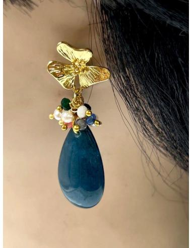 PENDIENTES DE PIEDRA LARGOS AZULES PETROLEO CON FLORECITA DORADA