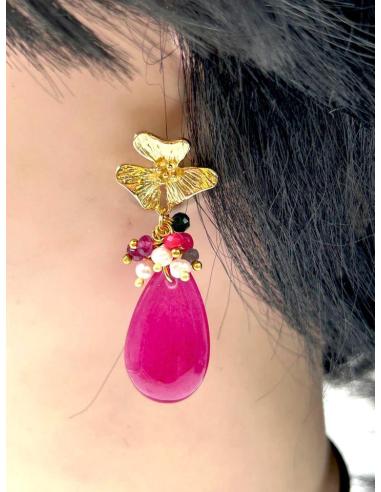 PENDIENTES DE PIEDRA LARGOS FUCSIAS Y FLOR DORADA