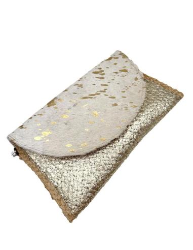 BOLSOS DORADOS Y BLANCOS DE RAFIA CON SOLAPA PELO PARA EL VERANO