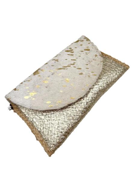 BOLSOS DORADOS Y BLANCOS DE RAFIA CON SOLAPA PELO PARA EL VERANO