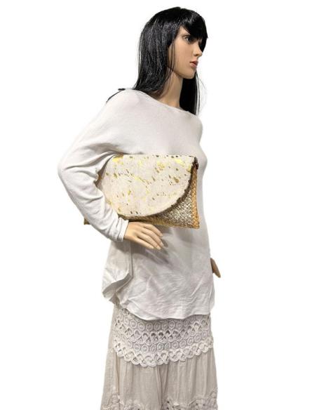 BOLSOS DORADOS Y BLANCOS DE RAFIA CON SOLAPA PELO PARA EL VERANO