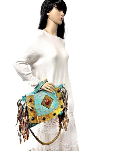 BOLSOS PIEL AZULES TURQUESA CLARO CON FLECOS Y BELLA DECORACION ARTESANAL