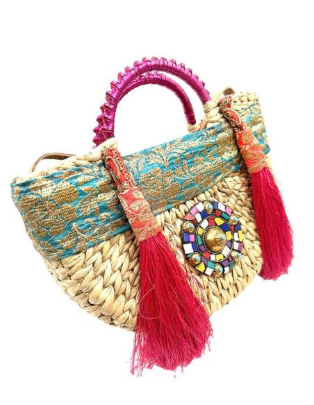 BOLSOS DE MIMBRE PARA EL VERANO CON BORLAS FUCSIAS ESTILO INDIE Y BOHEMIO