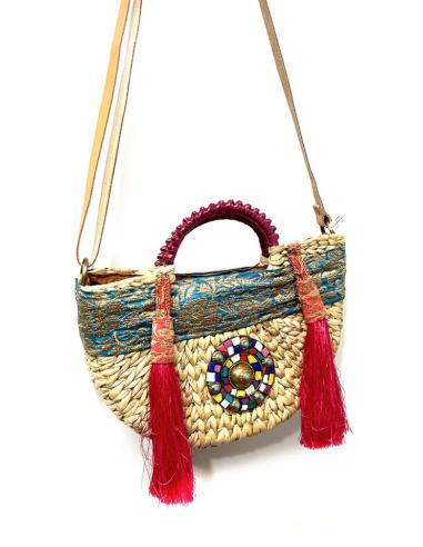 BOLSOS DE MIMBRE PARA EL VERANO CON BORLAS FUCSIAS ESTILO INDIE Y BOHEMIO