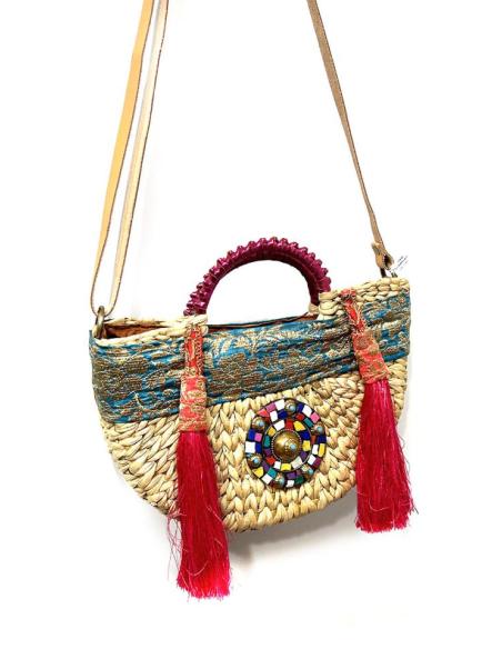 BOLSOS DE MIMBRE PARA EL VERANO CON BORLAS FUCSIAS ESTILO INDIE Y BOHEMIO