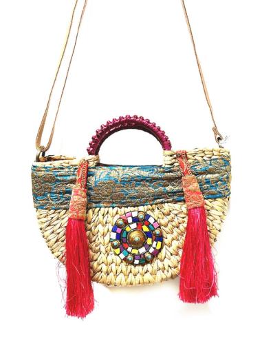 BOLSOS DE MIMBRE PARA EL VERANO CON BORLAS FUCSIAS ESTILO INDIE Y BOHEMIO